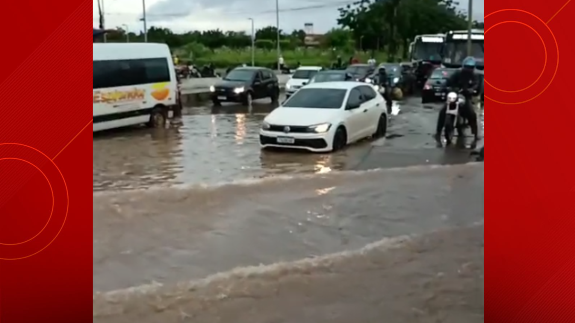 Chuva forte causa alagamentos e congestionamentos na Grande Ilha