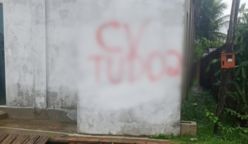Homem é preso por pichar muros públicos com sigla de facção criminosa