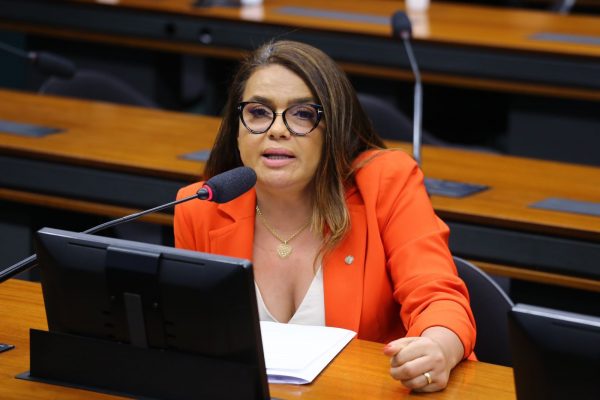 Julgamento que pode manter Helena Lima inelegível é retirado de pauta no TRE-RR