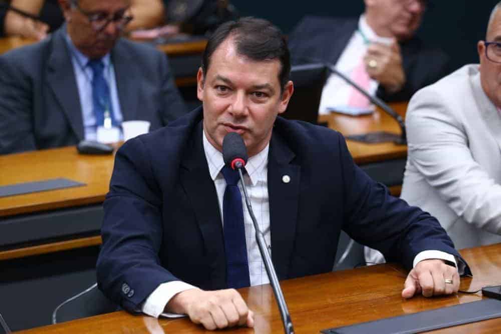 Roberto Duarte é o único deputado do Acre a votar a favor da redução da jornada de trabalho na CCJ