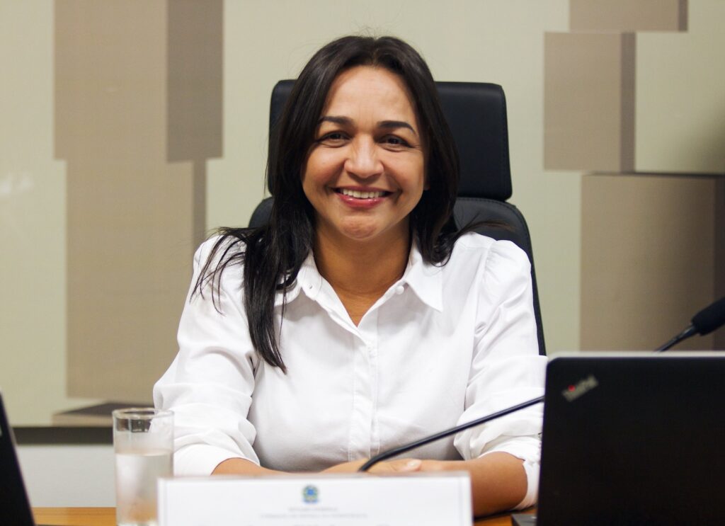 Eliziane Gama oficializa entrada no PT e projeta disputa à reeleição em 2026