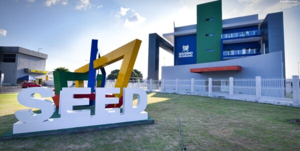 Professor afastado após acusação de assédio sexual volta à escola e alunos pedem providência