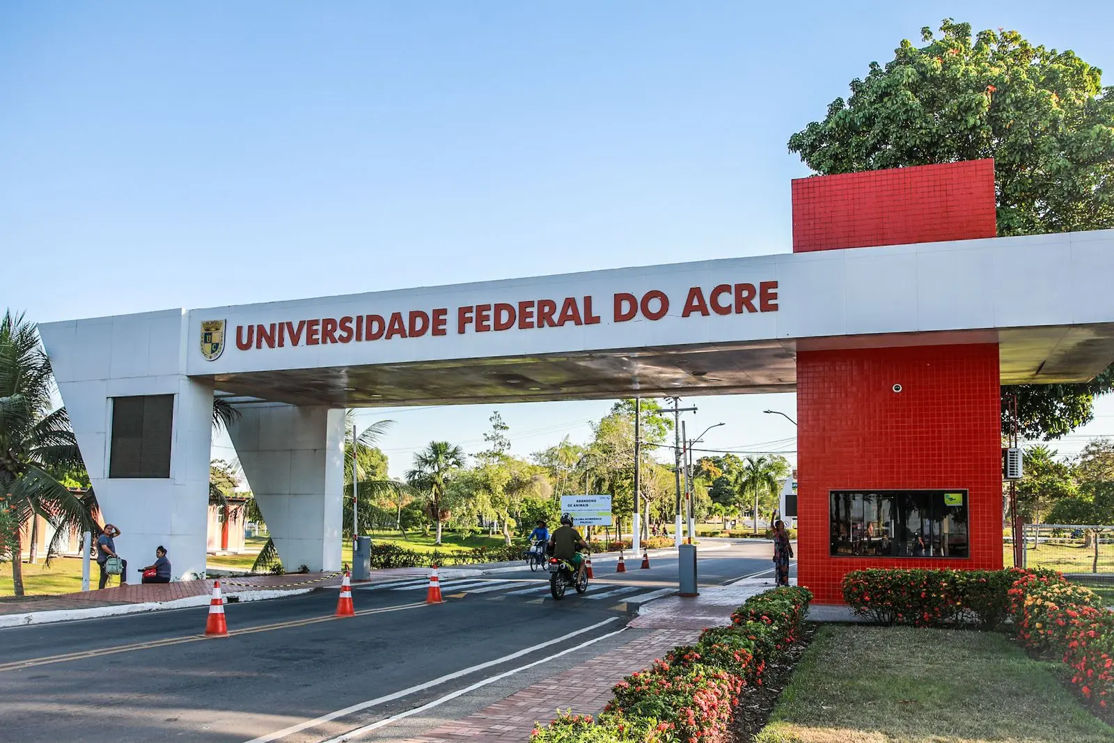 Com bolsa de R$ 2,1 mil, Ufac seleciona profissional de diagramação