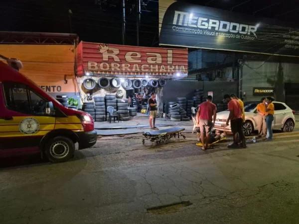 Homem fica ferido após ser atingido por moto enquanto calibrava pneu em Parauapebas