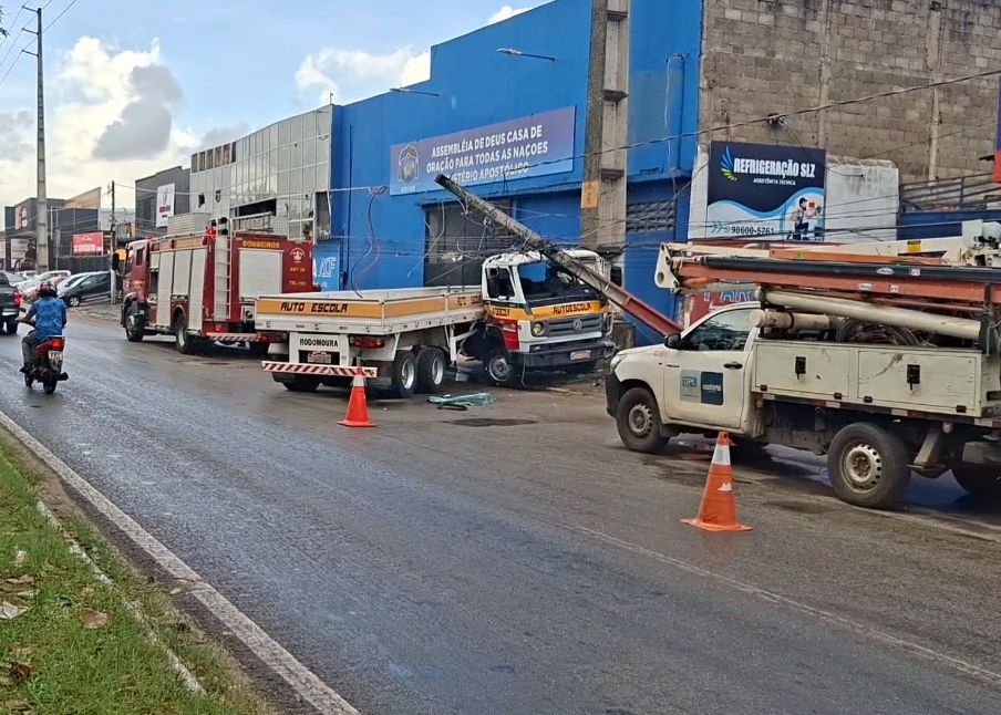 Caminhão de autoescola atinge carro e derruba poste na Avenida dos Africanos