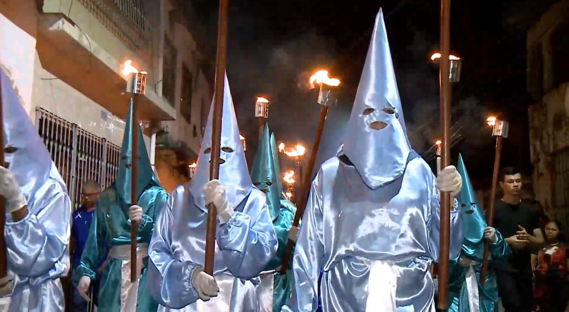 Procissão do Fogaréu reúne fiéis e ilumina ruas de São Luís