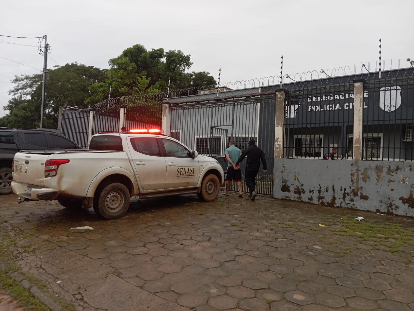 Homem é preso por suspeita de homicídio e polícia apreende armas e motos no Acre