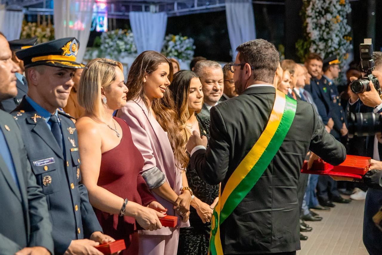 Gabriela Câmara recebe medalha de honra ao mérito por destaque ao entregar mais de 15 mil títulos nos últimos anos