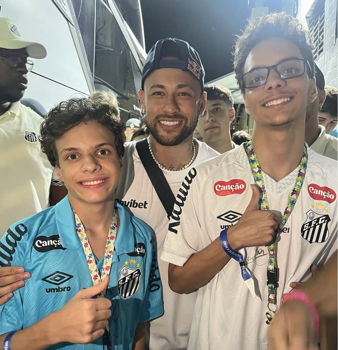 Vídeo: Neymar realiza sonho de irmãos autistas após Santos 2 x 0 Remo