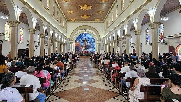 Fiéis se concentram na Catedral de Rio Branco para a procissão do Cristo Morto