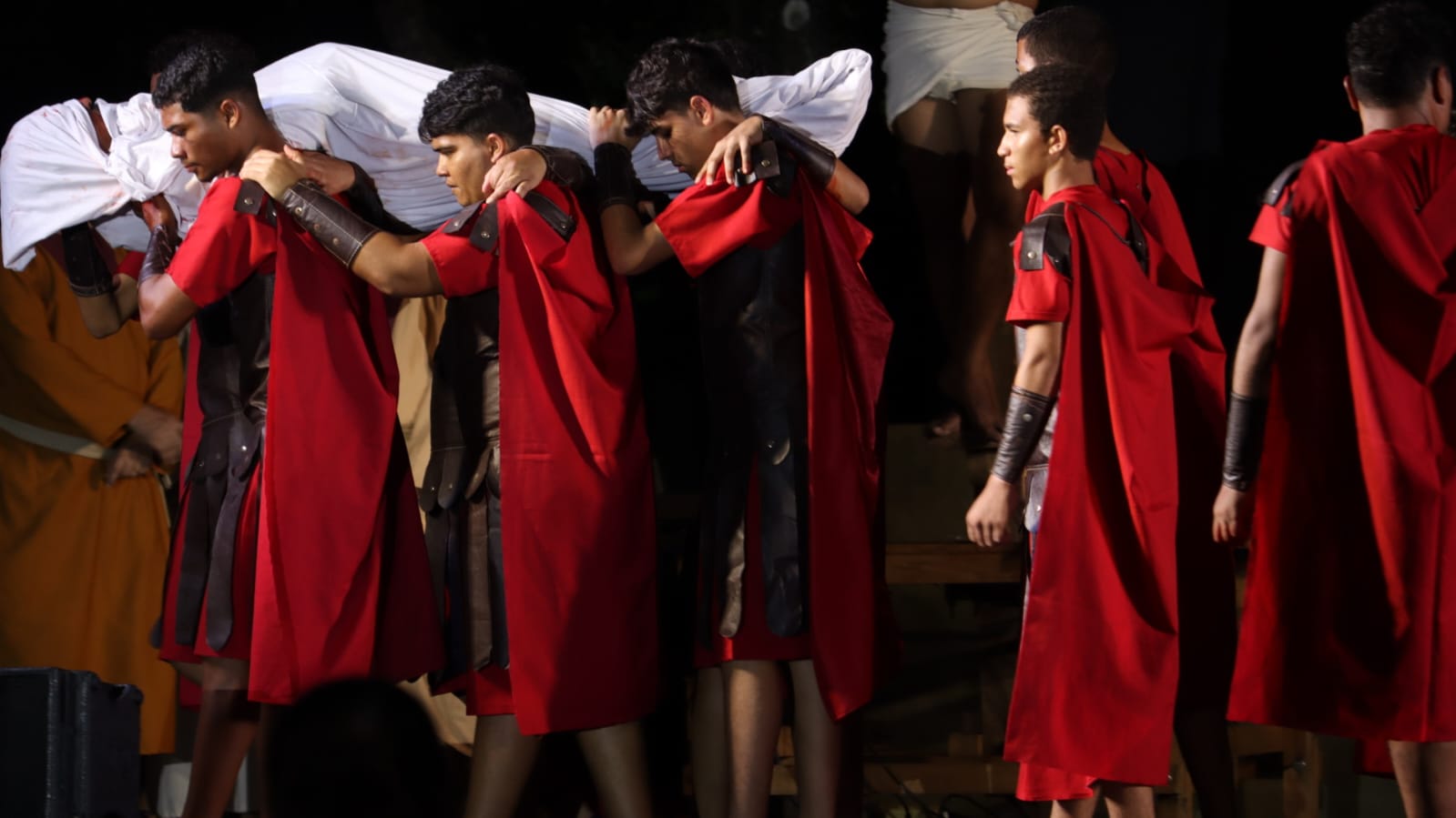 Procissão do Cristo Morto e encenação da Paixão de Cristo marcam Sexta-feira Santa