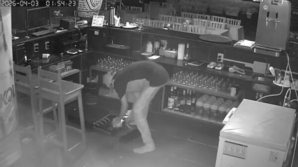 Homem invade restaurante e furta dinheiro, celulares e alimentos em Belém