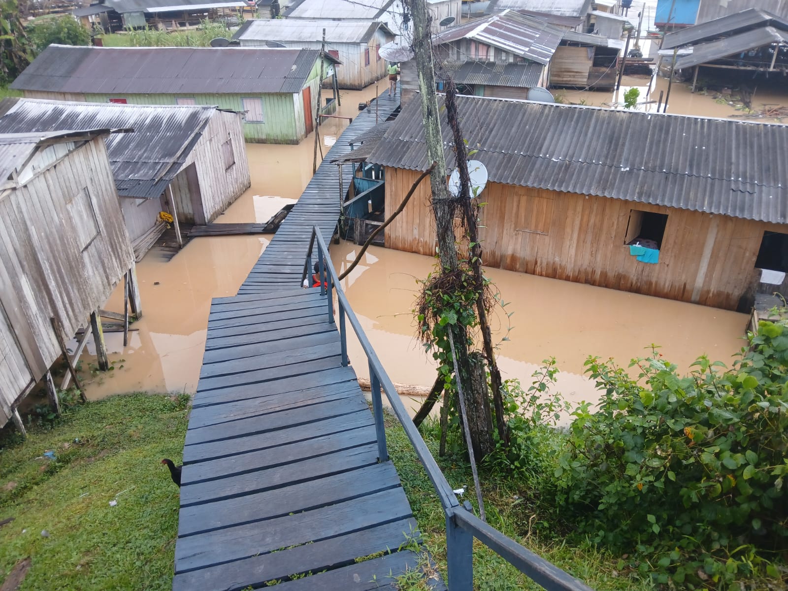Moradores denunciam risco de desmoronamento em área ribeirinha do Acre