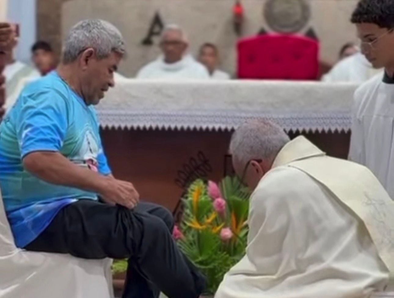 Frei Zezinho emociona fiéis ao lavar pés de idoso durante missa em Sena