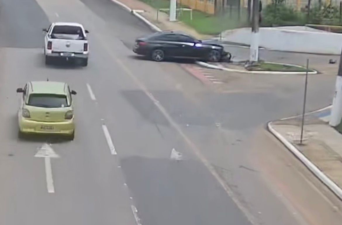 Veja o momento exato em que motorista de BMW perde cotrole