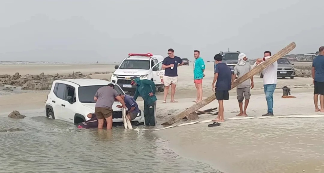 Carro fica atolado na praia do Farol Velho em Salinópolis e mobiliza resgate