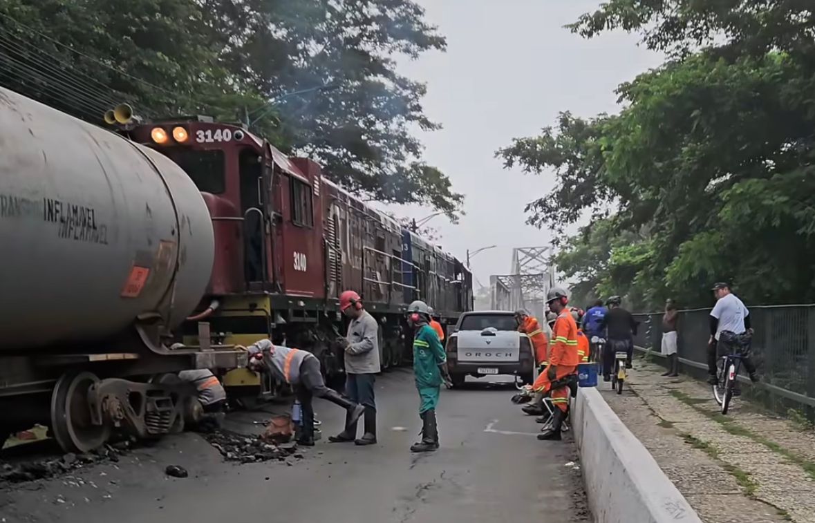 Trem de combustíveis descarrila em ponte metálica que liga Timon a Teresina