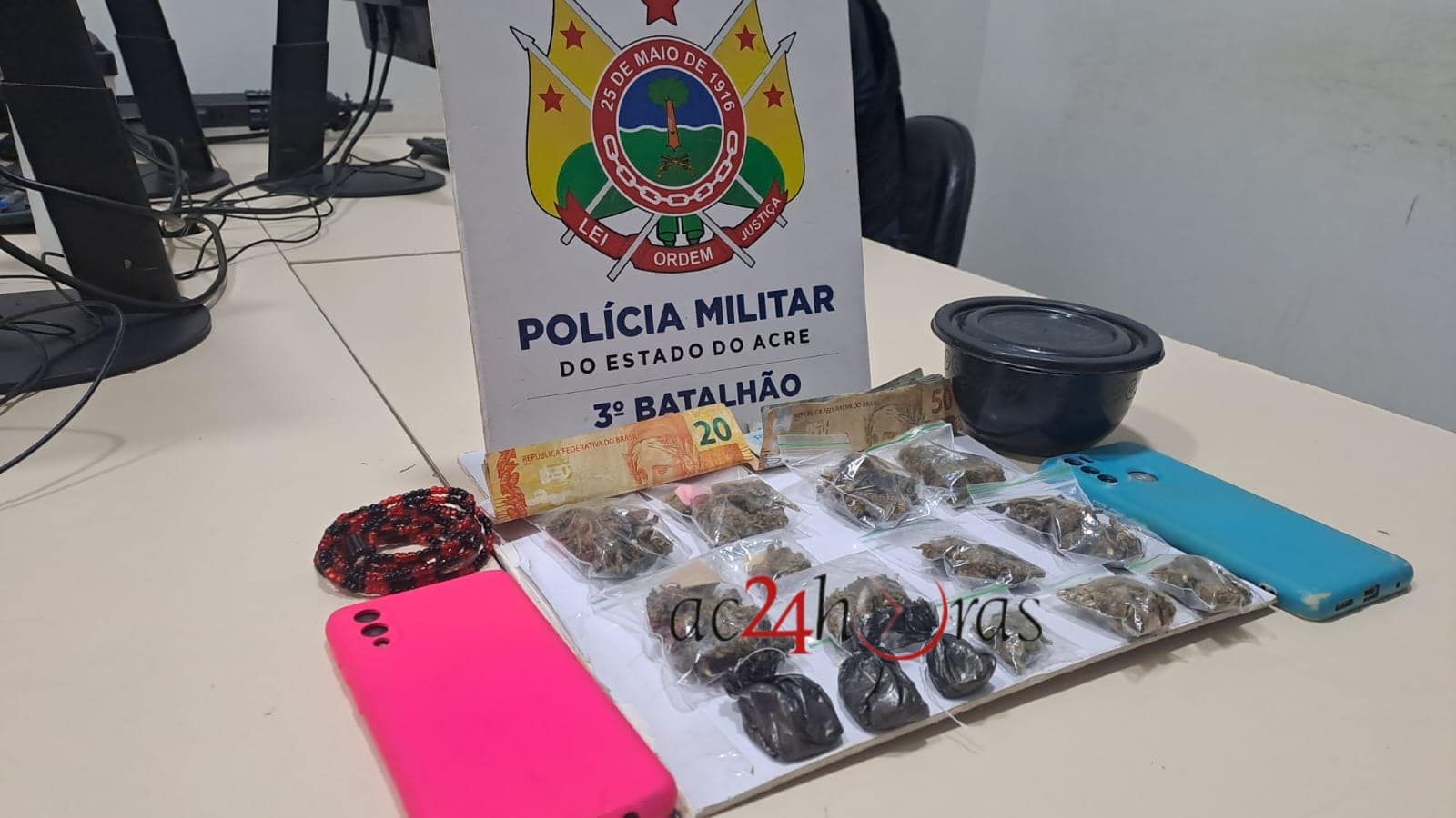 PM prende dois suspeitos por tráfico de drogas durante patrulhamento