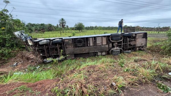 Ônibus que faz linha Manaus-Boa Vista sai da pista e tomba com passageiros na BR-174