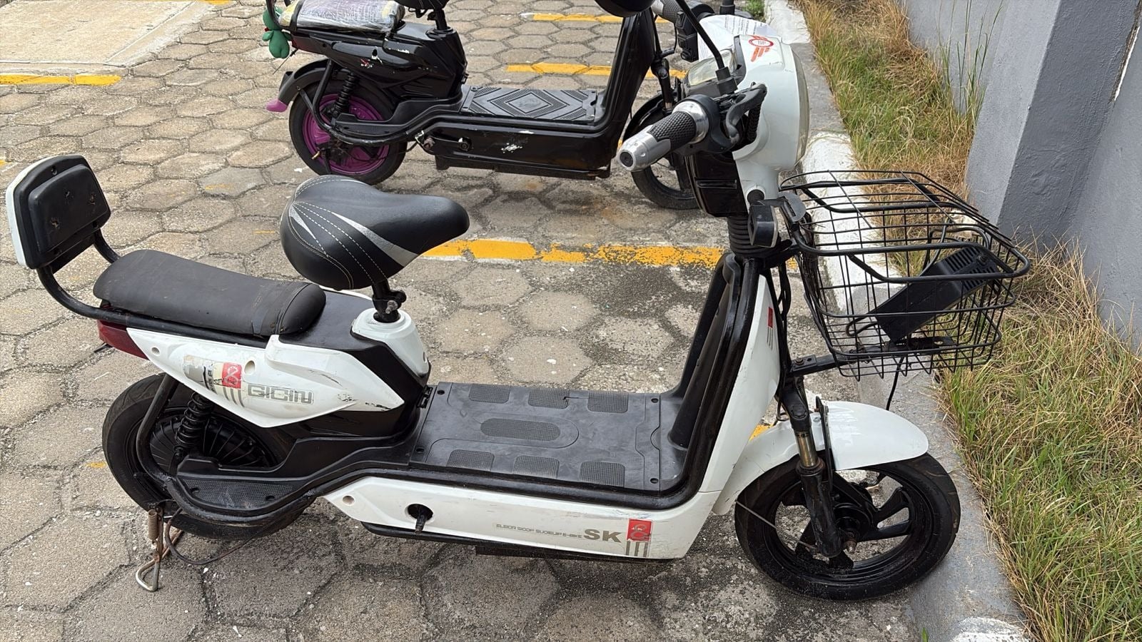 Bicicletas elétricas e TV são encontradas na rua e Polícia Civil aguarda identificação dos donos