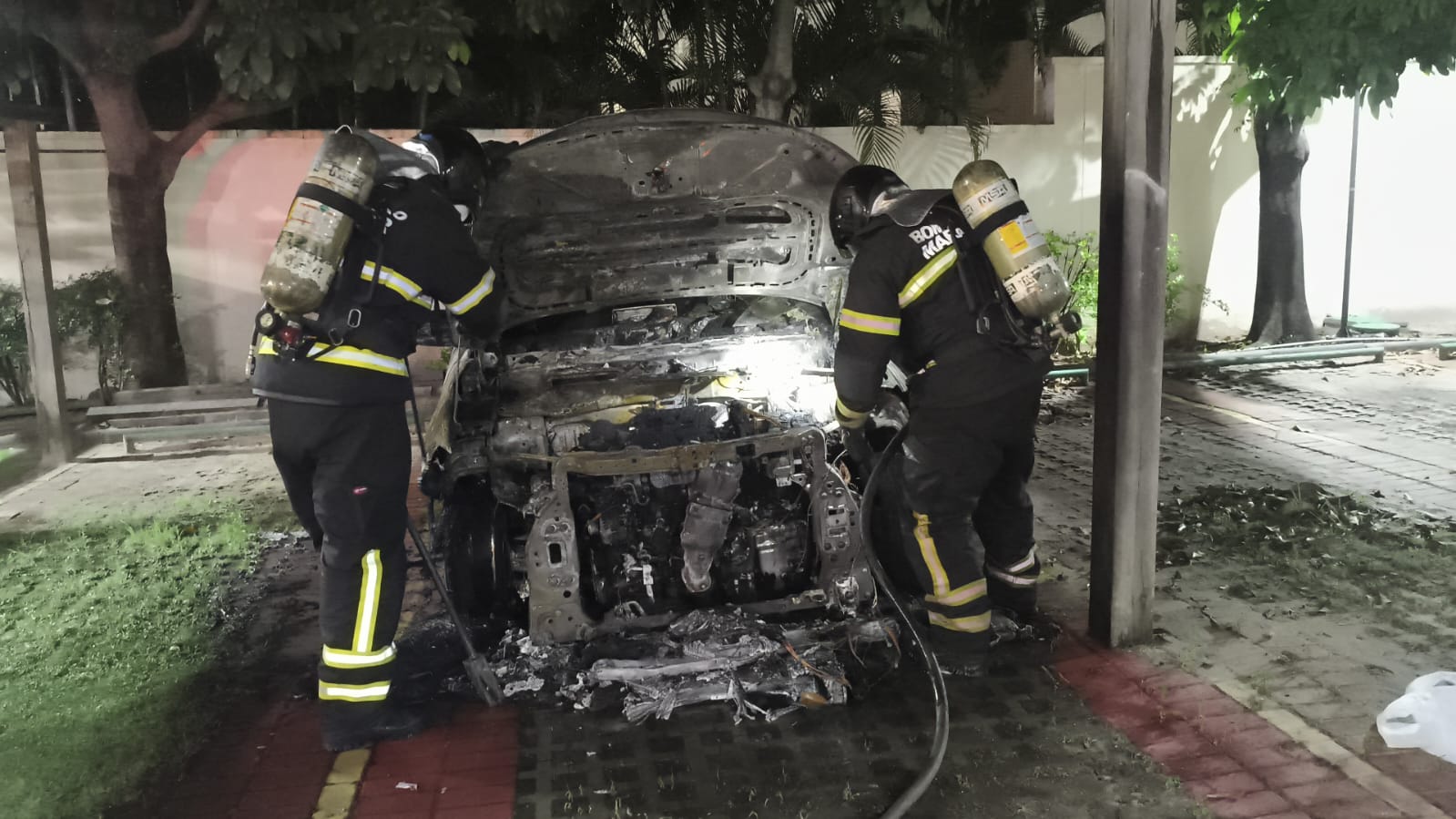 Princípio de incêndio atinge carro em condomínio no bairro Altos do Calhau