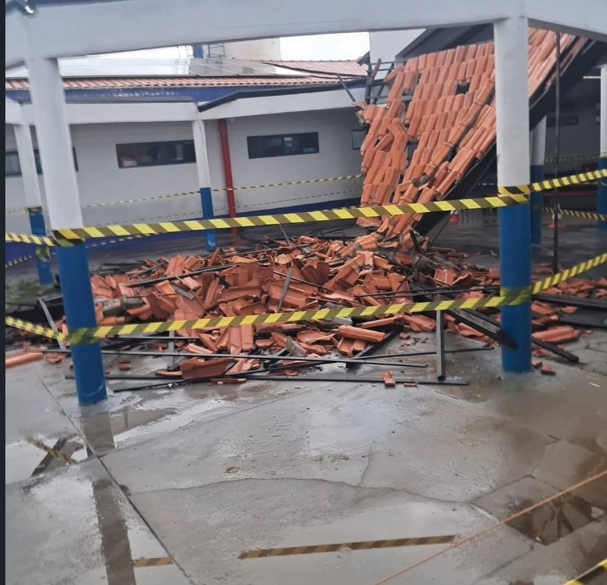 Teto de escola municipal desaba durante chuva em Imperatriz