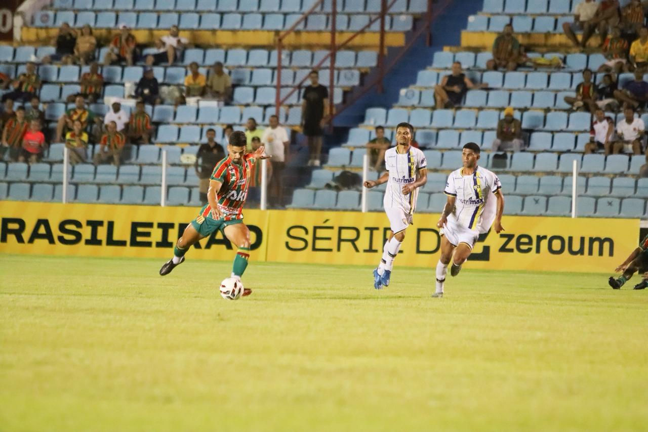 Sampaio perde pênalti e fica no empate com o IAPE no Municipal