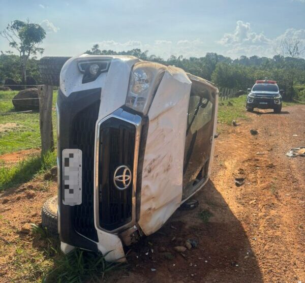 Idoso é mantido em cárcere privado por três homens e caminhonete roubada é abandonada após capotamento