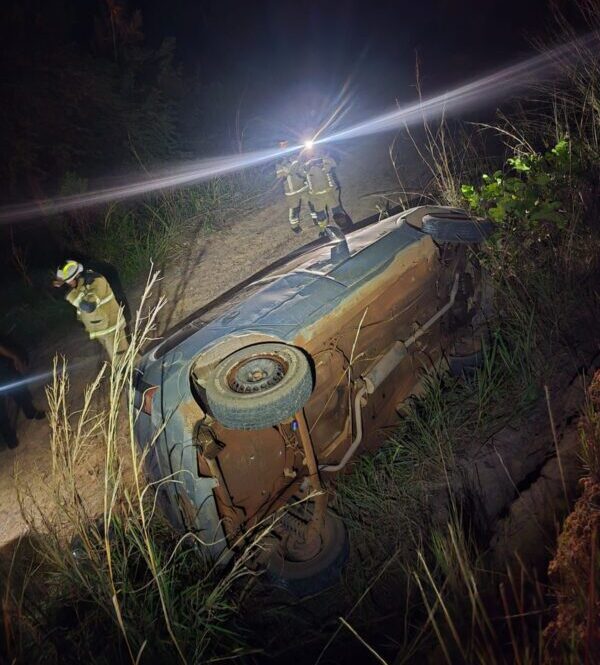 Carro usado no tráfico de pessoas capota com oito migrantes no Cantá após fuga da polícia