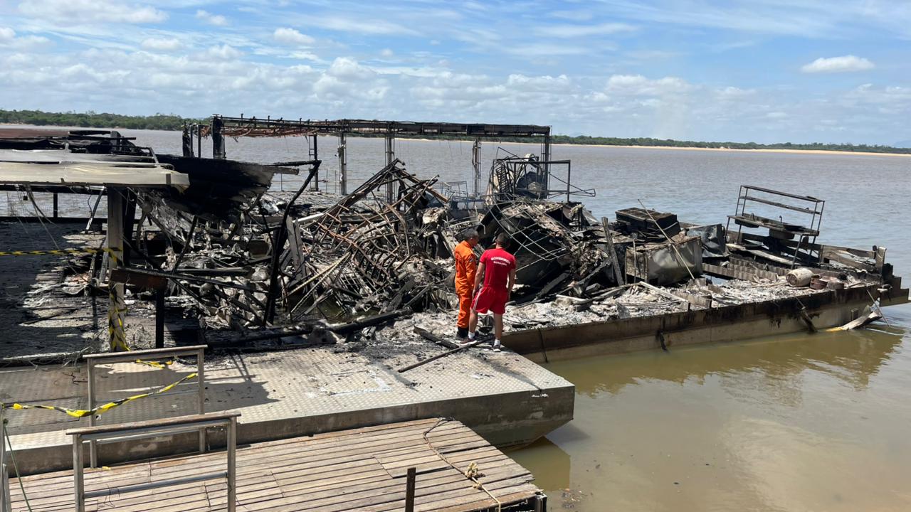 Incêndio destrói restaurante flutuante no bairro Caçari durante a madrugada