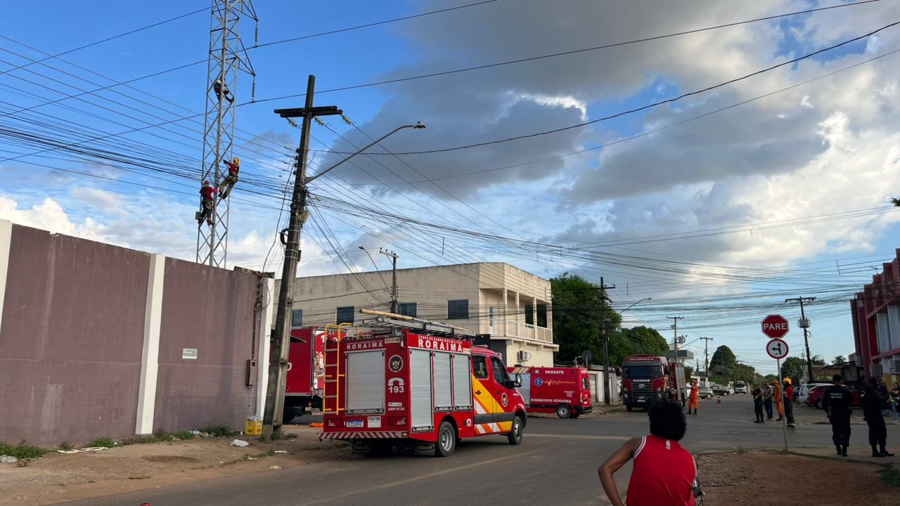 Avenida Ataíde Teive é interditada após homem subir em torre energia; Bombeiros atuam no resgate