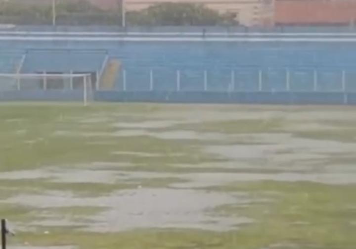 Chuvas desgastam gramado da Curuzu neste domingo