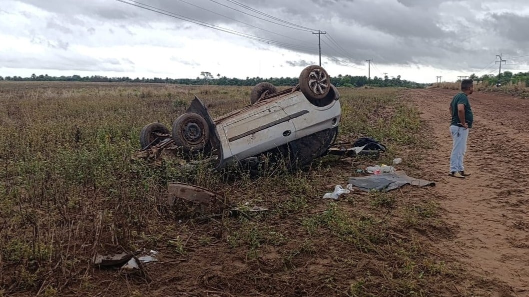 Três pessoas ficam feridas após motorista perder controle ao desviar de buraco e capotar carro na RR-205