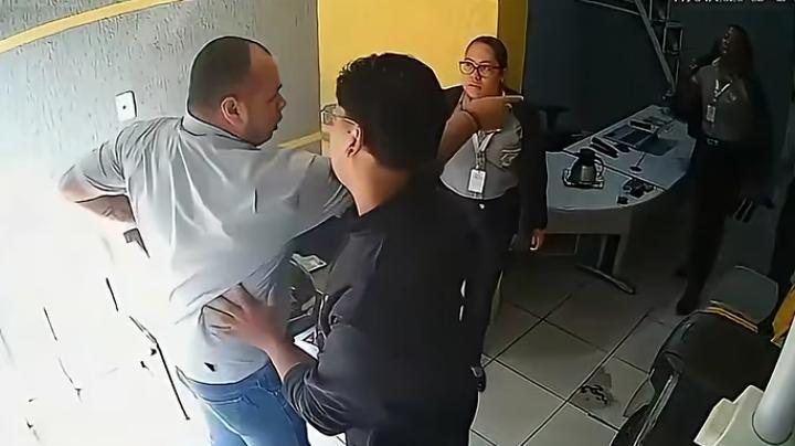 Vídeo: discussão por coroa de flores termina em agressão entre gerentes de funerária