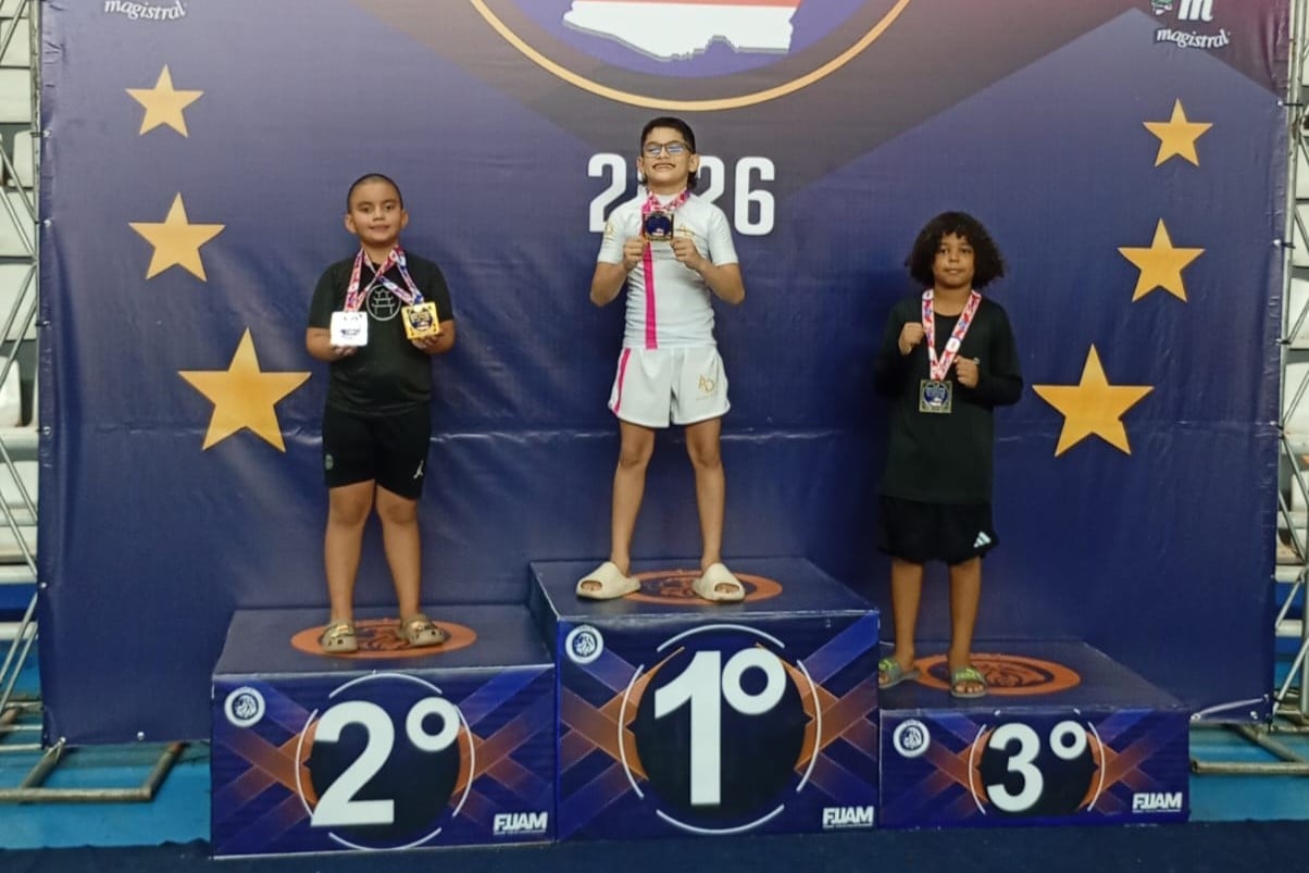 Atleta que vende ‘cremosinho’ com a família conquista ouro e prata no Amazonense de jiu-jitsu