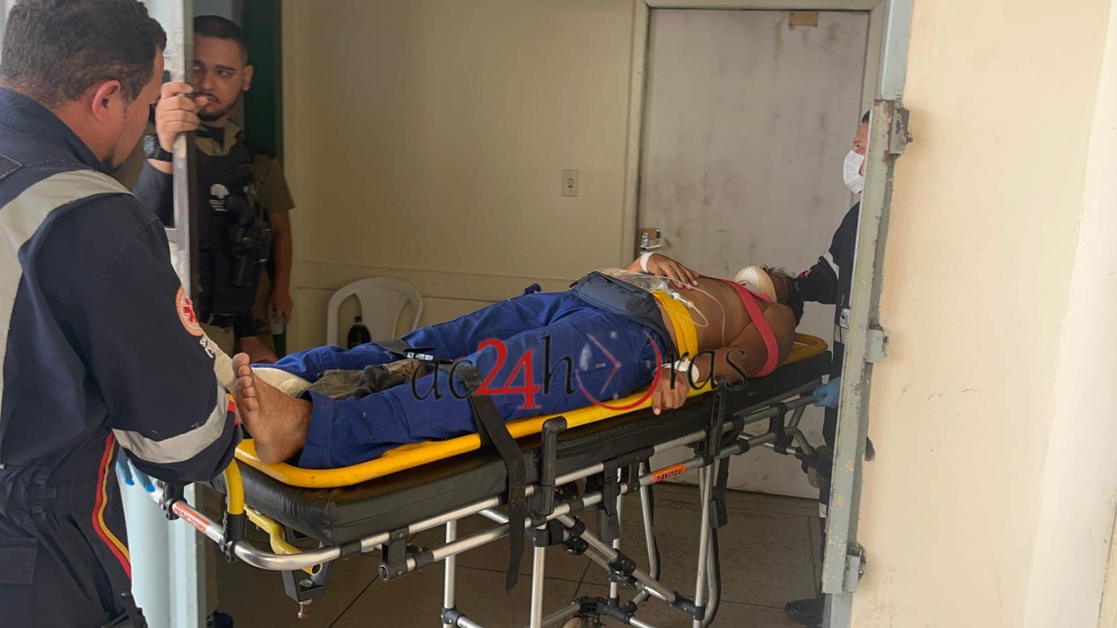 Colisão entre carro e moto deixa trabalhador dos Correios com fratura