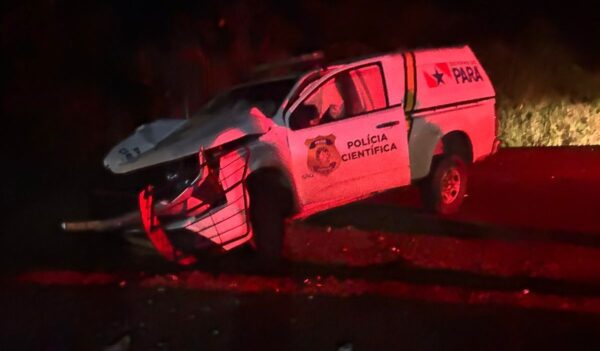 Viatura da Polícia Científica colide com carreta na PA-275 durante transporte de corpo no sudeste do Pará