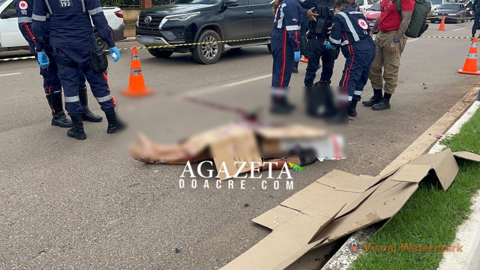 Jovem de 22 anos morre após colidir contra canteiro central na Via Chico Mendes