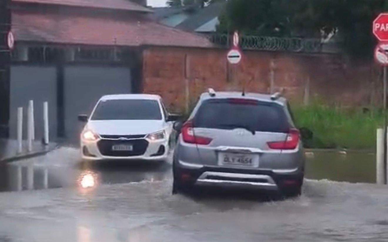 VÍDEO: chuva forte provoca alagamentos em Rio Branco e causa transtornos no trânsito
