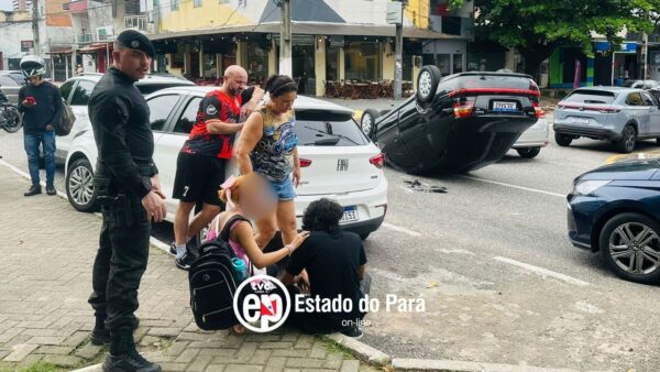 Carro capota na avenida Marquês de Herval, em Belém