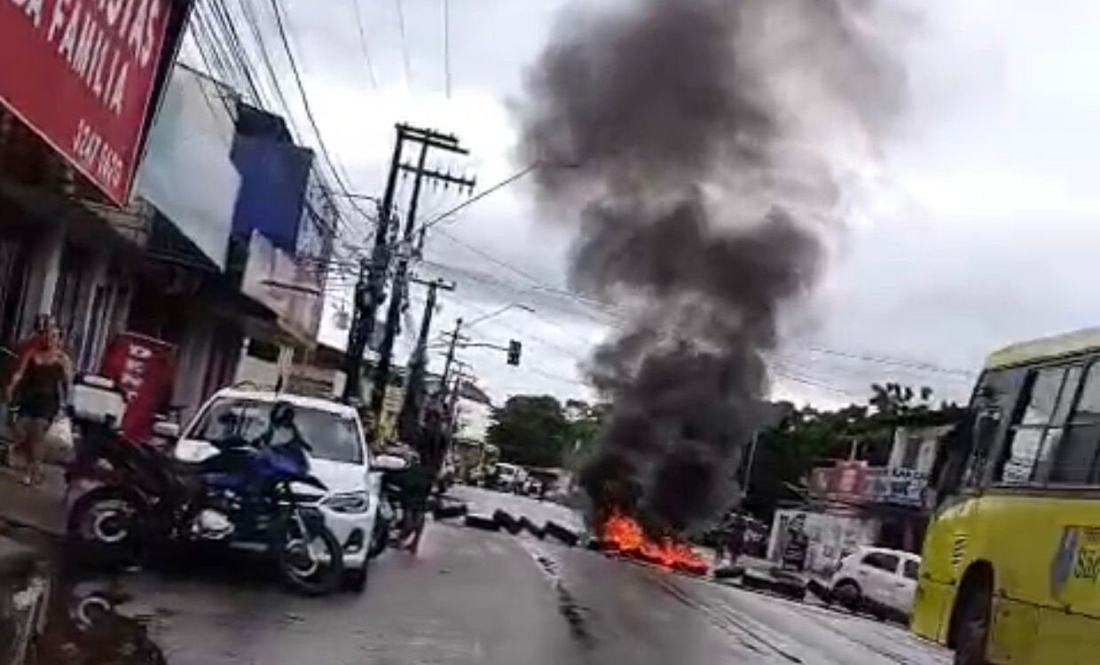 Moradores fecham Avenida Principal do Jardim América em protesto