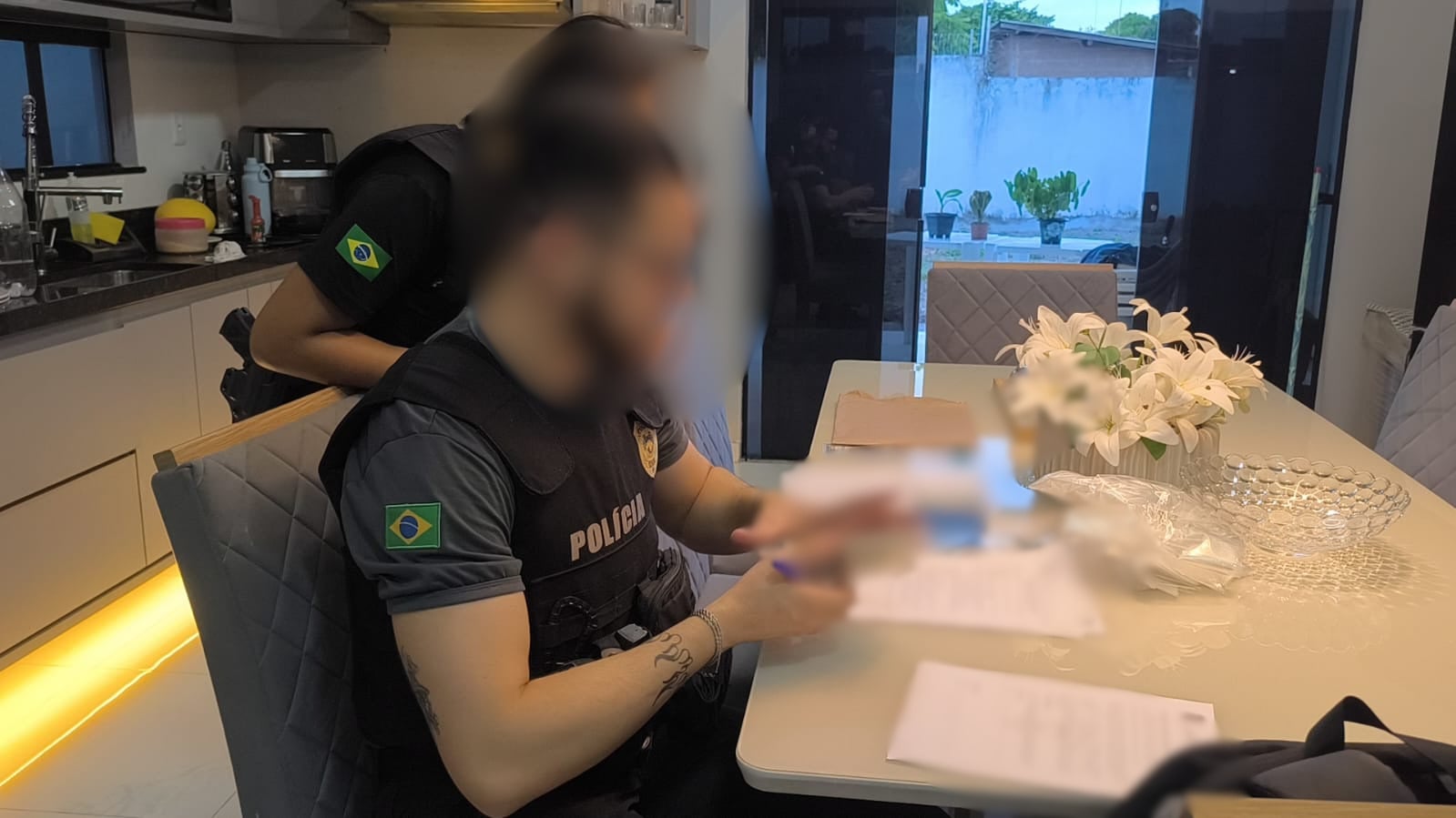 Sargento da PM é conduzido durante operação após polícia encontrar armas e munições de uso restrito