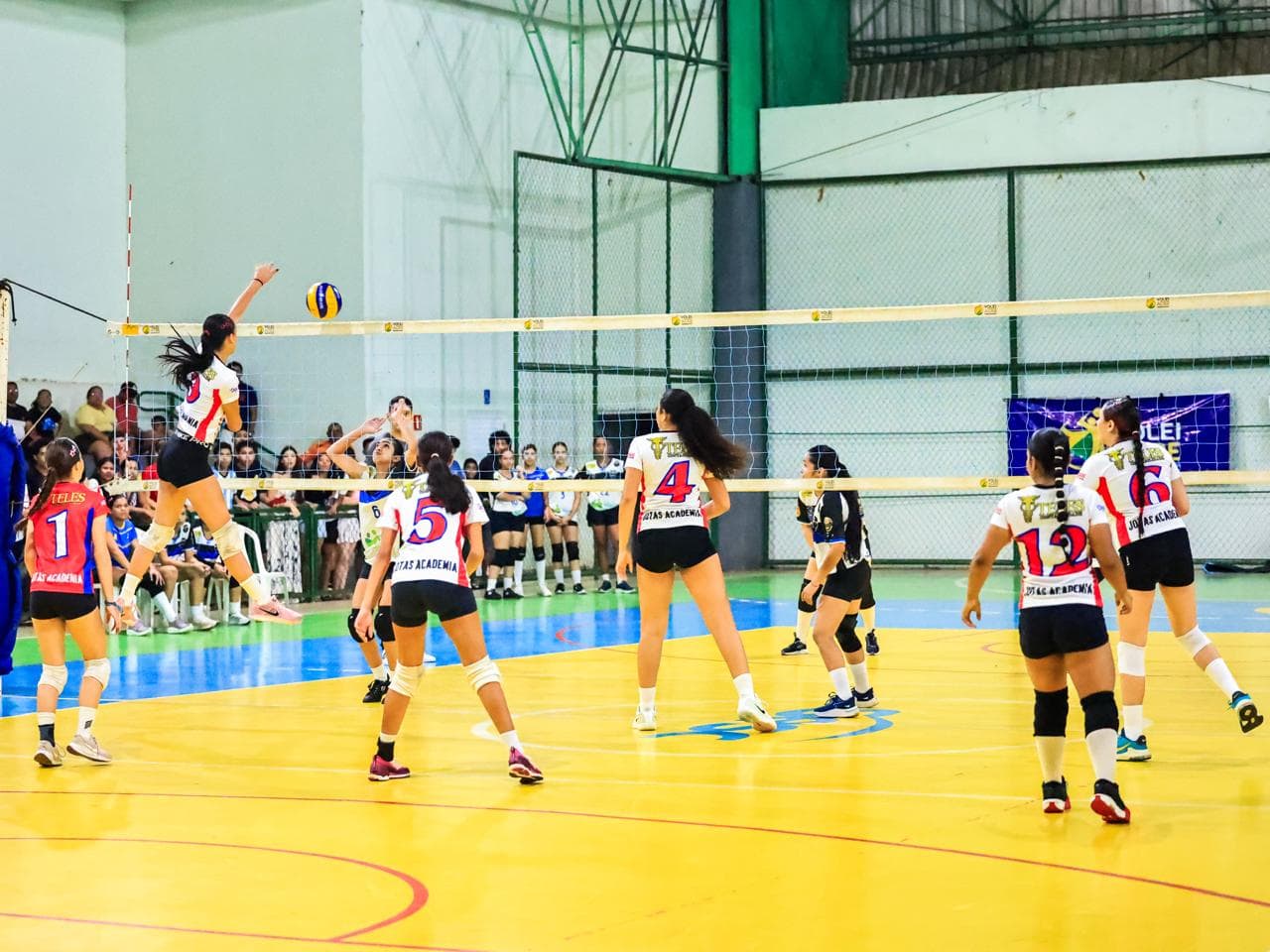 Jotas e Teles vencem na abertura do Estadual de Vôlei Sub-18