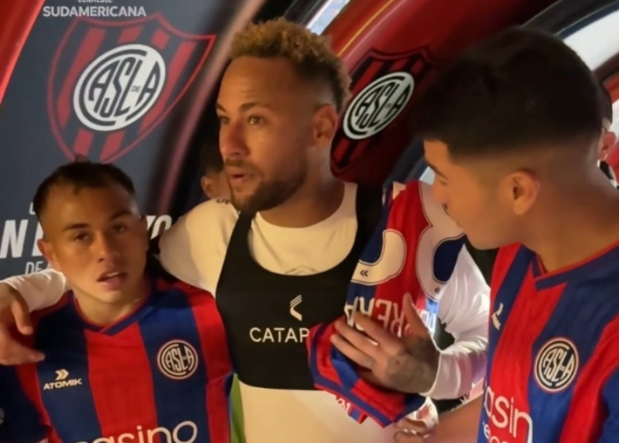 Neymar é tietado por jogadores rivais na Argentina após partida do Santos pela Sul-Americana