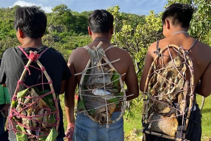 Meninos aprendem desde cedo a caçar e pescar durante “Passarinhada” em comunidade indígena em Uiramutã