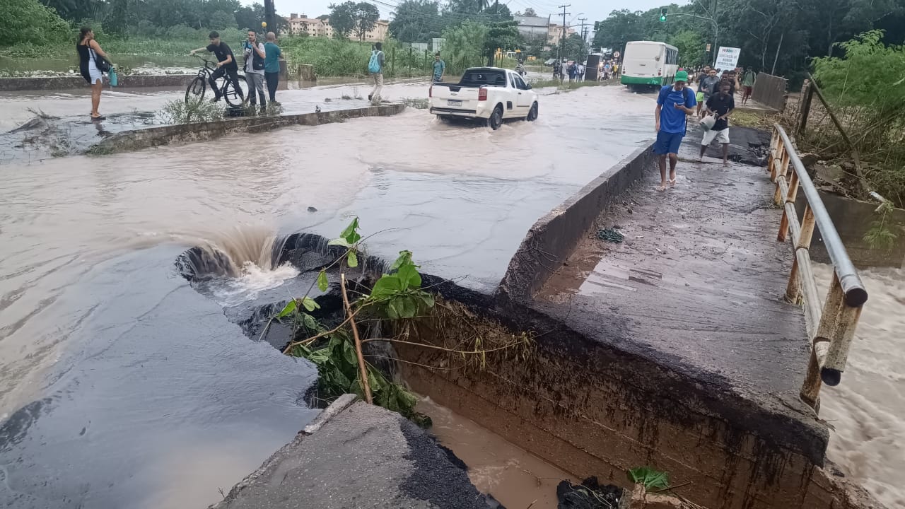 Chuvas causam alagamentos e queda parcial de ponte na Estrada de Ribamar