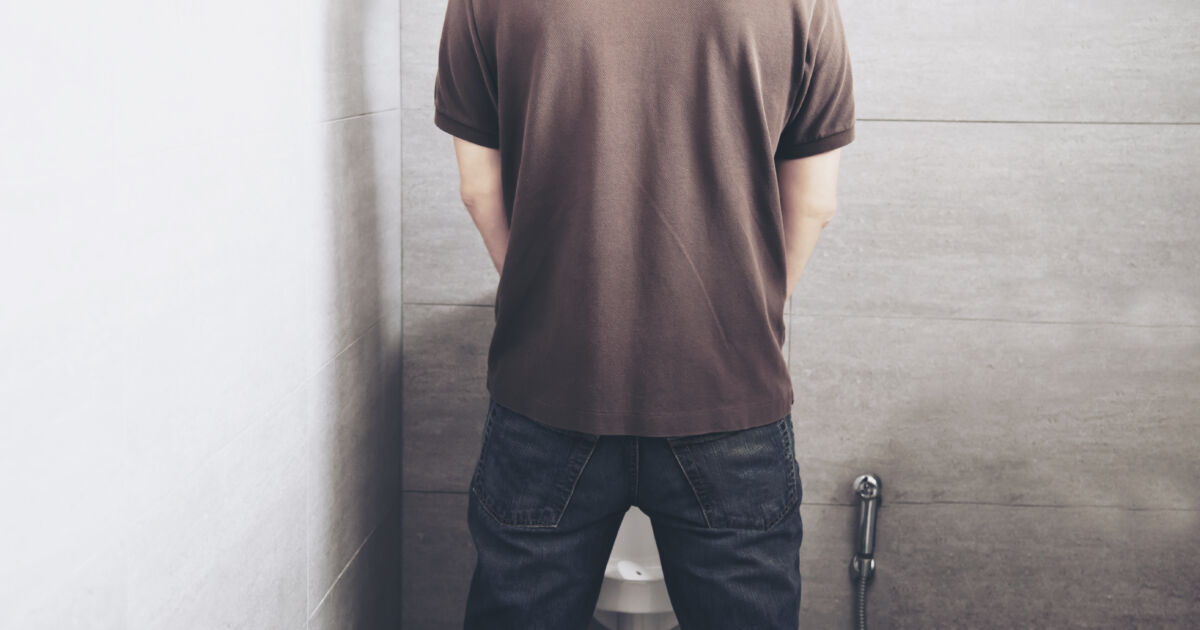 Saiba por que o hábito de mijar sentado faz bem à saúde masculina