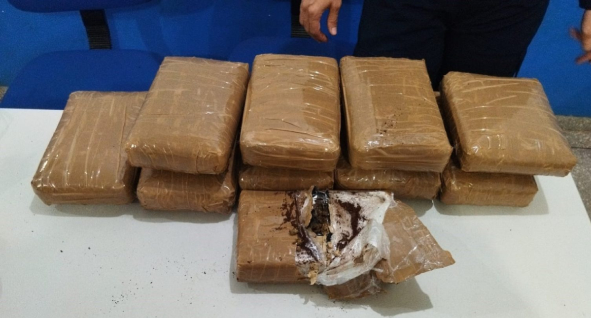 Abordagem da PMRO em passageira de ônibus resulta na apreensão de 10 kg de drogas em Vilhena