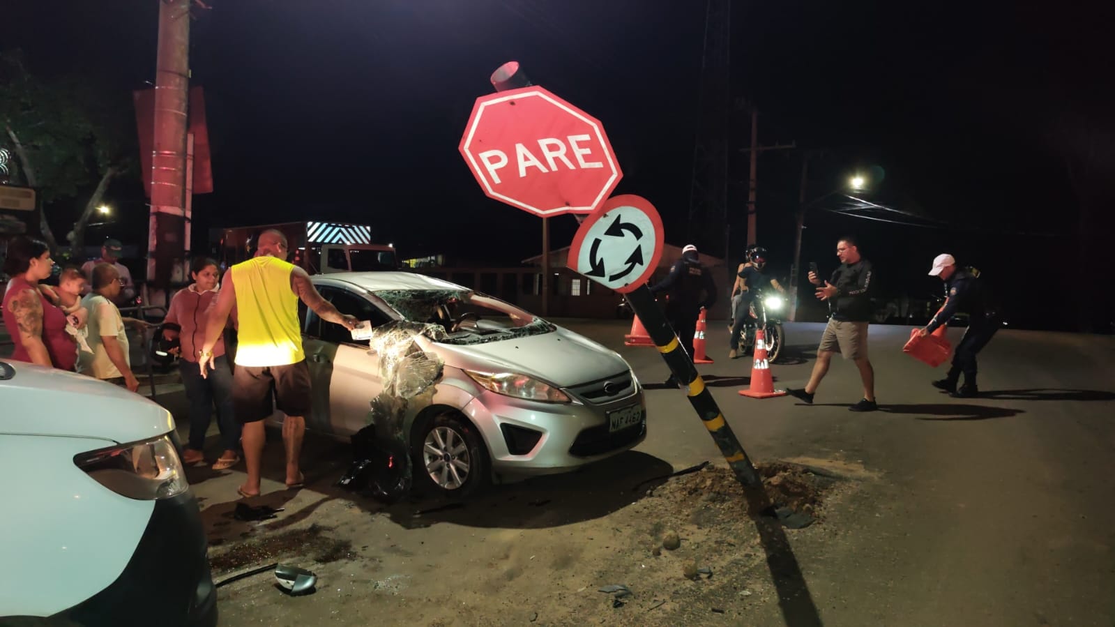 Veja momento em que carro capota após colisão com estrutura