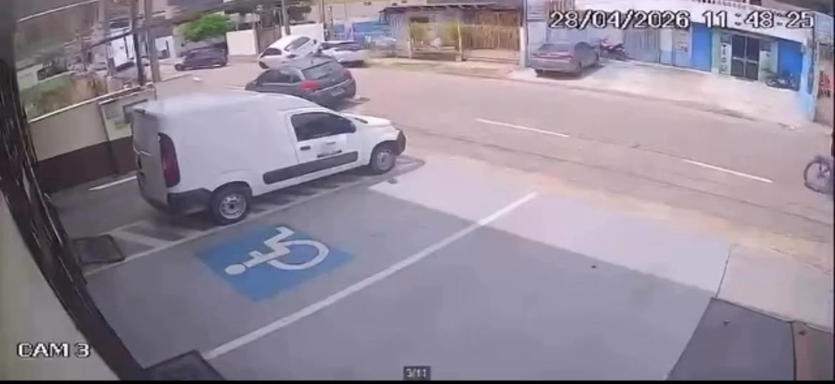 “De rodas pro ar”: Vídeo registra momento em que carro “sobe” sobre outro na região do Mercado do Bosque